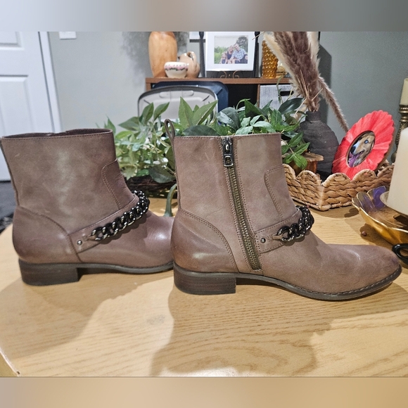 COACH Adella Burnished Calf Leather Taupe Grey Chain Flat Ankle Boots. Size 6.5 - Picture 5 of 16